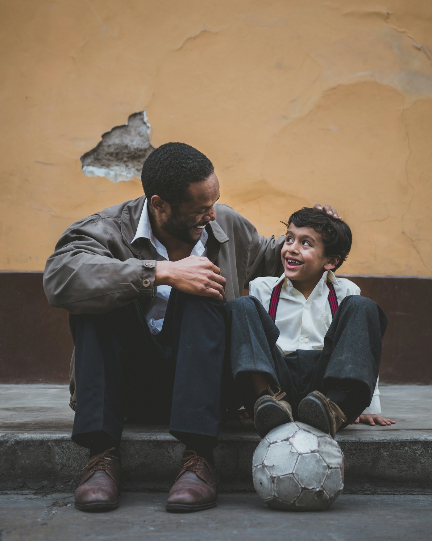 Ein Vater und sein Sohn lachen zusammen