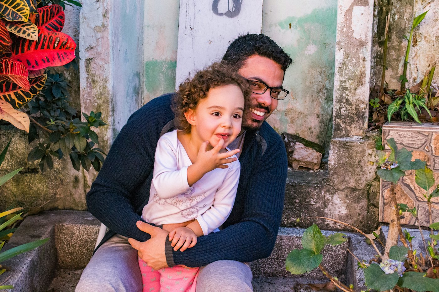 Ein Vater sitzt mit seiner Tochter zusammen